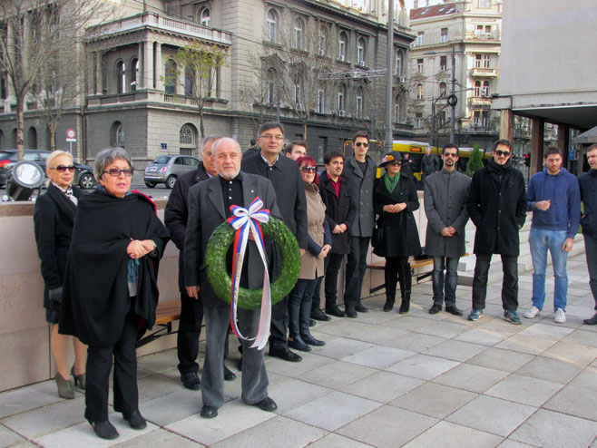 Екипа представе "Солунци говоре" положила вијенац код споменика руском цару Николају - Фото: СРНА