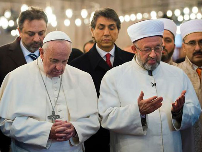 Папа Фрањо посјетио џамију султана Ахмеда - Фото: АП