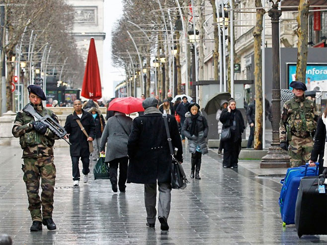 Војска на улицама француских градова - Фото: The Telegraph
