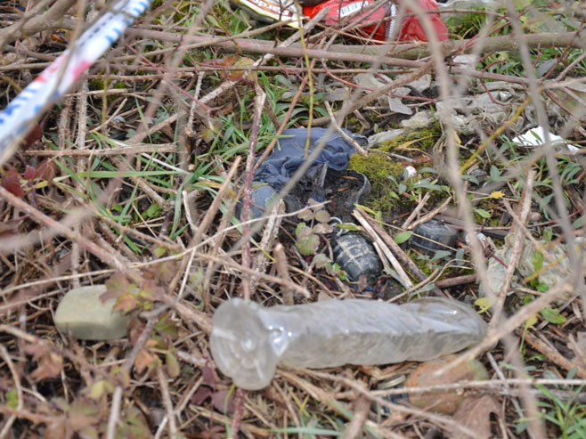 Ручне бомбе одбачене поред пута - Фото: СРНА