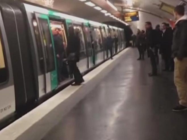 Навијачи Челсија забрањују тамнопутом човјеку да уђе у метро(ФОТО: Youtube) - 
