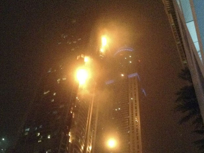 Пожар у кули Торч у Дубаију - Фото: REUTERS
