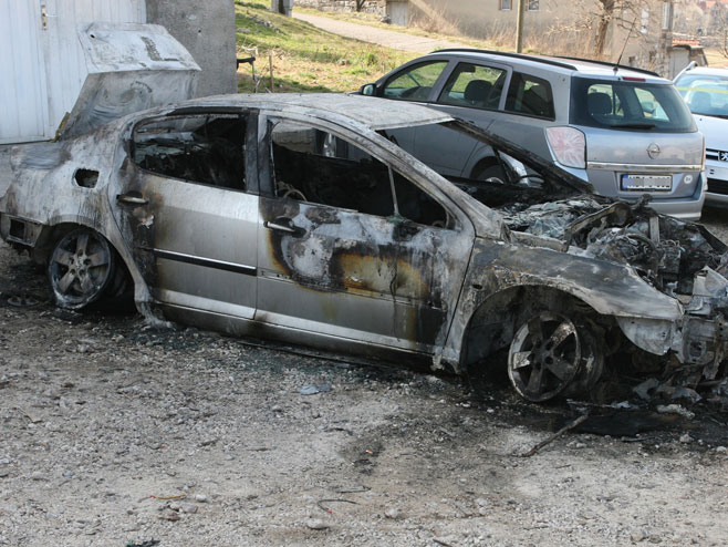 У требињском насељу Горње Полице изгорјело возило "пежо 407" - Фото: СРНА