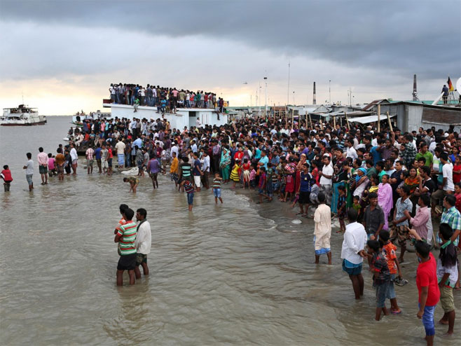 Бангладеш-потонуо трајект (архива) - Фото: AP