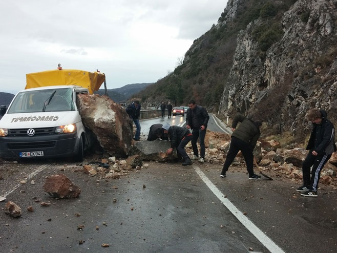 Crna Gora: Stijena pala na kamion(foto: Vuk Lajović) - 