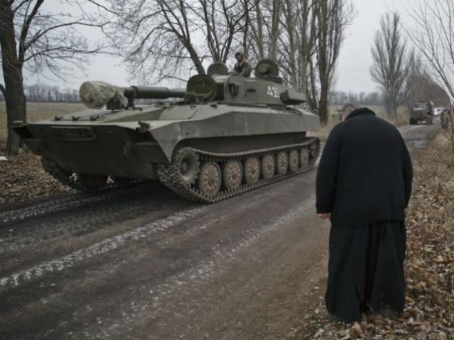 Луганск, повлачење тешког наоружања - Фото: AP