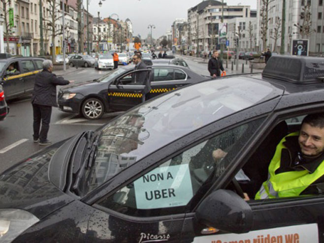 Таксисти бликирали Брисел - Фото: ТАНЈУГ