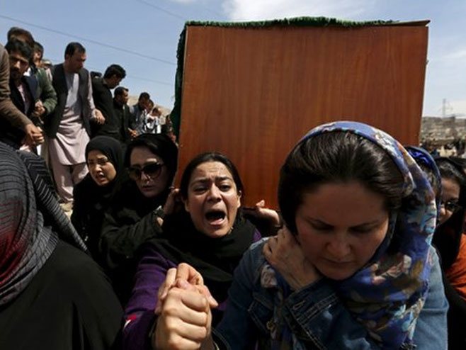 Авганистан - жене носиле сандук убијене Фаркунде - Фото: REUTERS