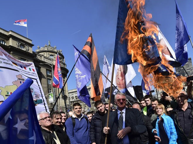 Радикали палили заставе НАТО, ЕУ - Фото: ТАНЈУГ