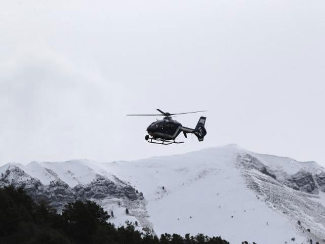 Хеликоптер изнад Алпа - Фото: AP