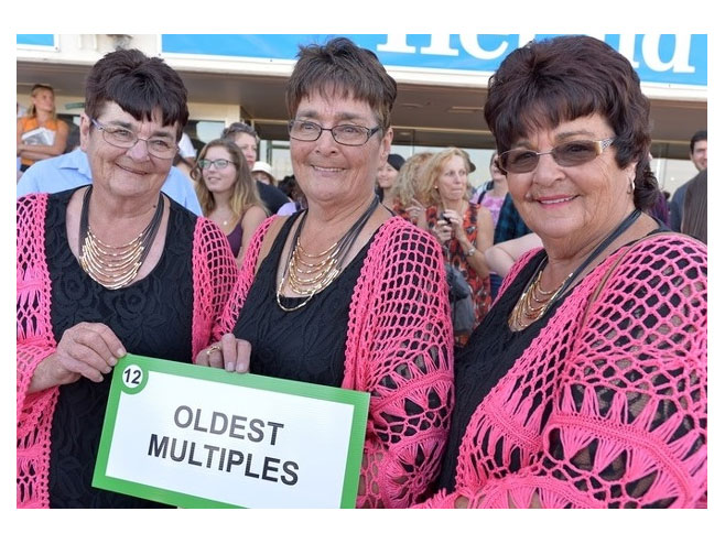 Мелбурн: Најстарије тројке на фестивалу близанаца - Фото: AP