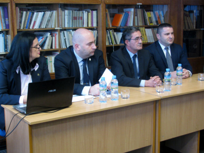 Министар Касиповић на предавању о корупцији у бањалучкој Гимназији - Фото: СРНА