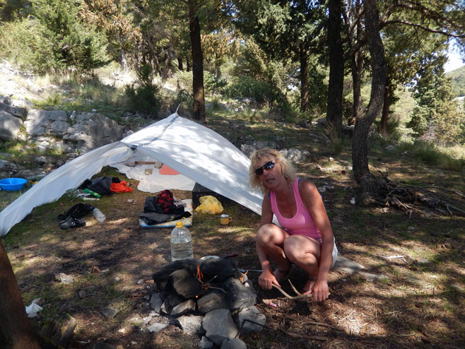 Кони Кјус испред инпровизованог шатора - Фото: СРНА
