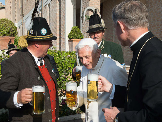 Папа наздравља са пивом - Фото: B92