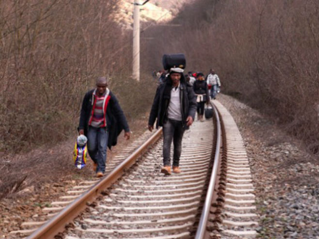 Мигранти пјешаче према граници са Македонијом (архивска фотографија) - Фото: AP