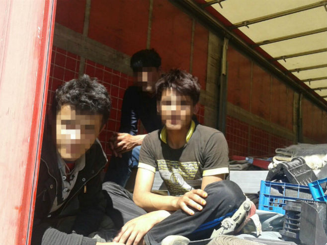 Илегални мигранти из Авганистана (фото: Гранична полиција БиХ) - 