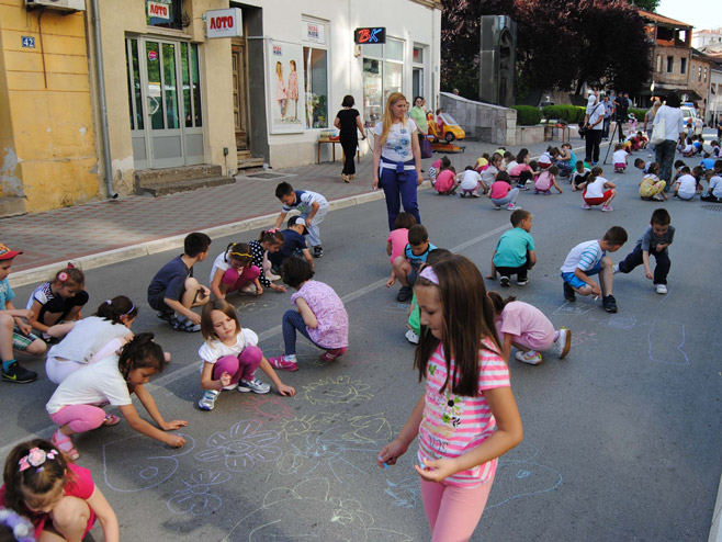 Зворник - манифестација "Цртамо свом граду" - Фото: СРНА
