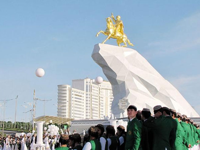 Позлаћени споменик предсједника Туркменистана - Фото: AP