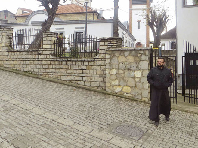 Парох Дарко Маринковић испред цркве Светог Николе у Приштини (архива) - Фото: Novosti.rs