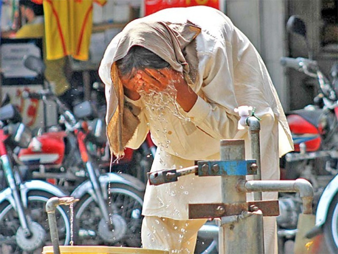 Исламбад - Човјек умива лице усљед високих врућина у Пакистану (фото: INP) - 