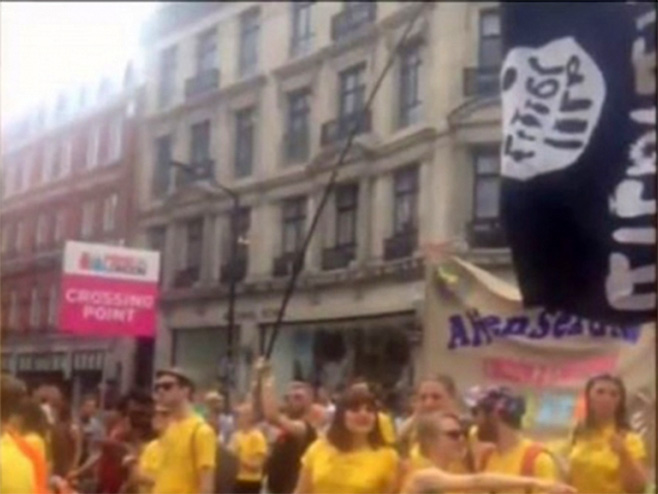 Застава ИСИЛ-а на геј паради у Лондону (фото: YouTube / Screenshot) - 