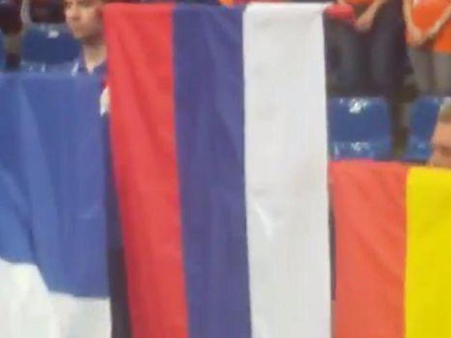 Српска застава без грба на проглашењу побједника (ФОТО: Youtube) - 