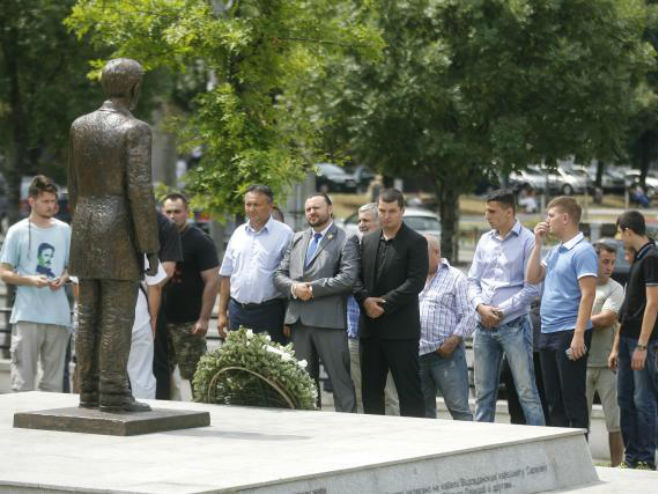 Položeni vijenci na spomenik Gavrilu Principu u Beogradu - Foto: TANJUG
