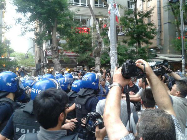 Протести против турске интервенције (photo: Twitter @HDNER) - 