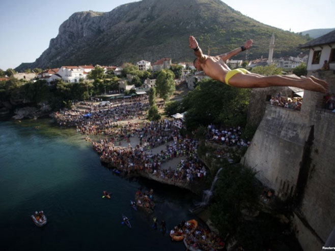 Мостар: Традиционални скокови са Старог моста - Фото: nezavisne novine