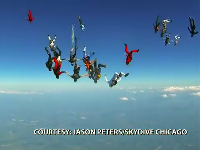 Групно скакње падобраном - Фото: Screenshot/YouTube