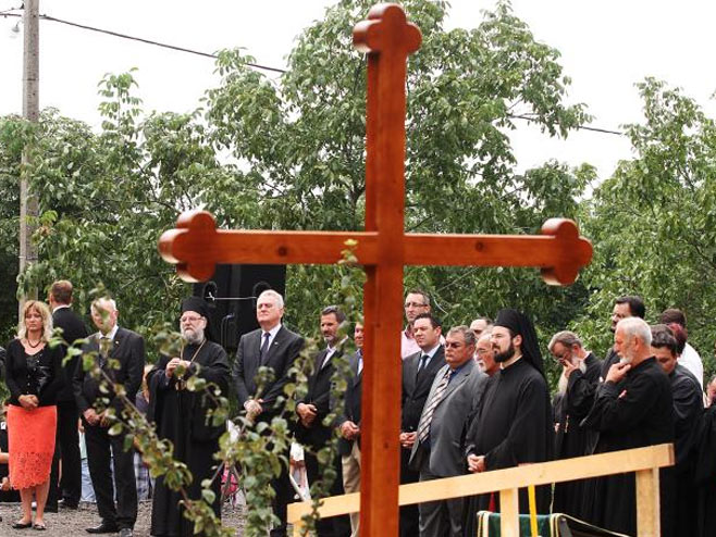 Парастос жртвама акције "Олуја" и освјештење крста будуће цркве брвнаре на Банстолу, на Фрушкој Гори - Фото: ТАНЈУГ