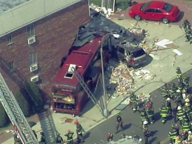 Њујорк: Аутобус с туристима ударио у зграду - Фото: Screenshot
