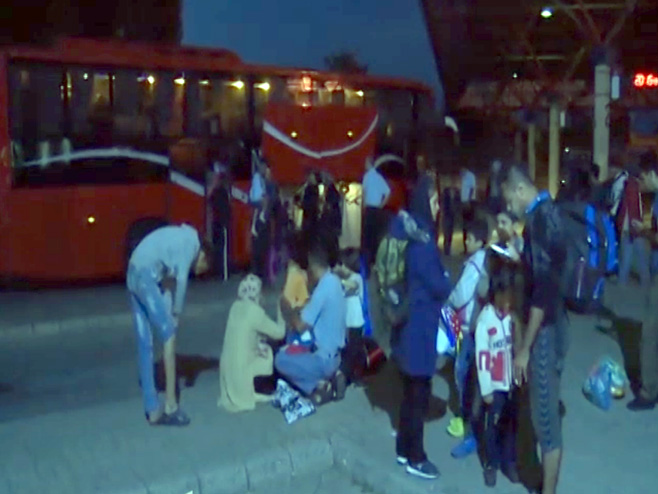 Мигранти аутобусима одлазе ка граници с Мађарском - Фото: РТС