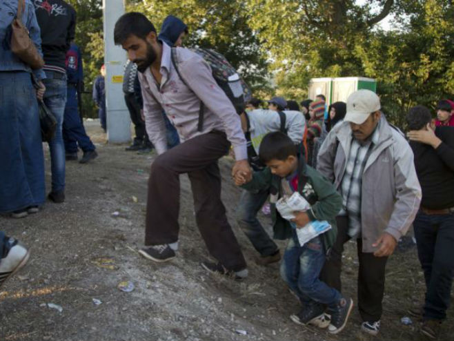 Мигранти на граници Србија - Мађарска (фото: AP - Дарко Бандић) - 