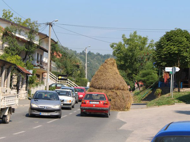 Занимљиво: Пласт сијена на регионалном путу БиХ  (Фото: Х.Чалић) - Фото: dnevni avaz