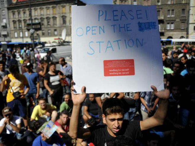 Будимпешта: "Молимо! Отворите станицу" - Фото: Beta/AP