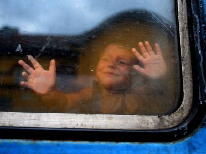 Дијете у возу са избјеглицама у Мађарској - Фото: ТАНЈУГ