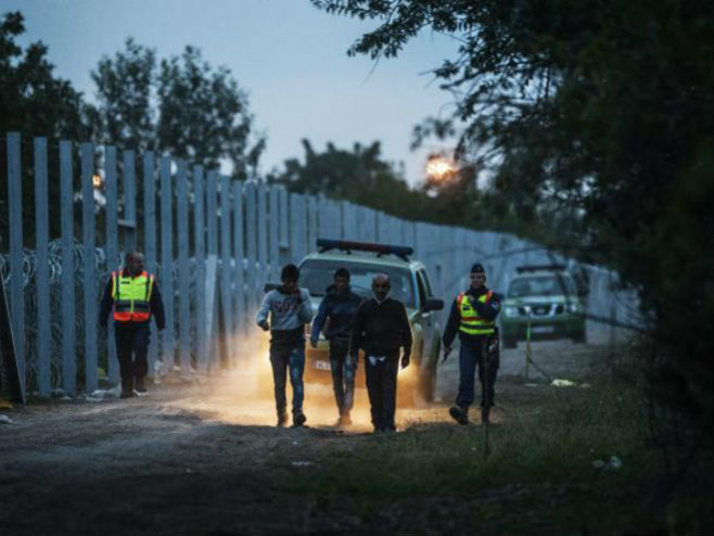 Избјеглице код кампа Реске у Мађарској - Фото: AP