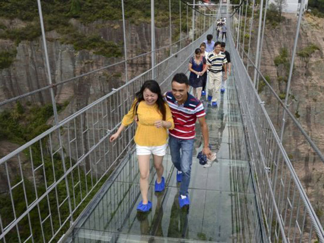 У Кини отворен најдужи стаклени мост - Фото: vijesti.me