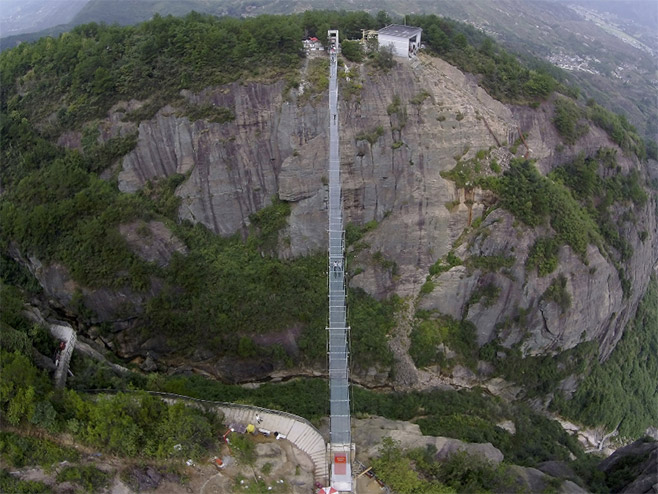 Kina: najduži stakleni most u Kini - Foto: Screenshot