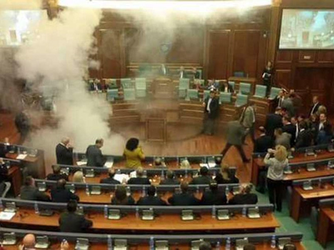 Хаос у скупштини Косова - Фото: nezavisne novine