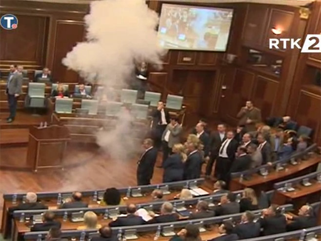 Сузавац  у косовском Парламенту - Фото: Screenshot