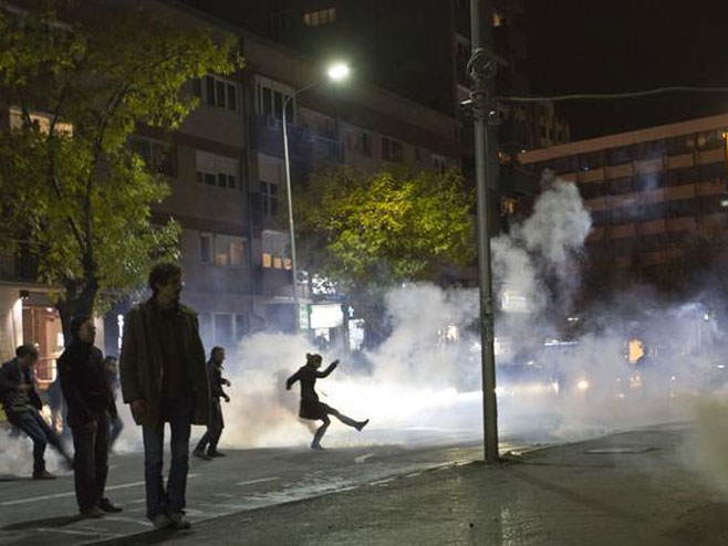 Приштина: Сукоб демонстраната и полиције - Фото: Beta/AP