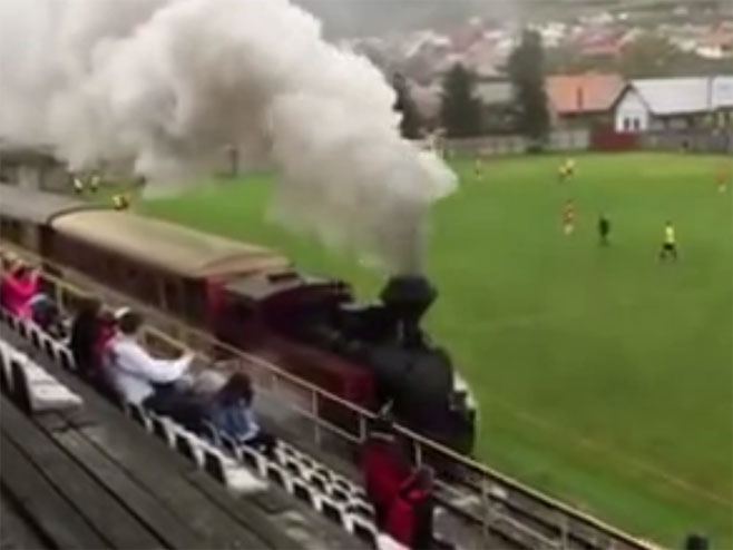 Воз пролази кроз фудбалски терен - Фото: Screenshot/YouTube