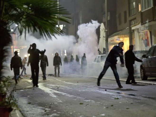 Сукоб присталица "Самоопредјељења" и полиције у Приштини - Фото: AP