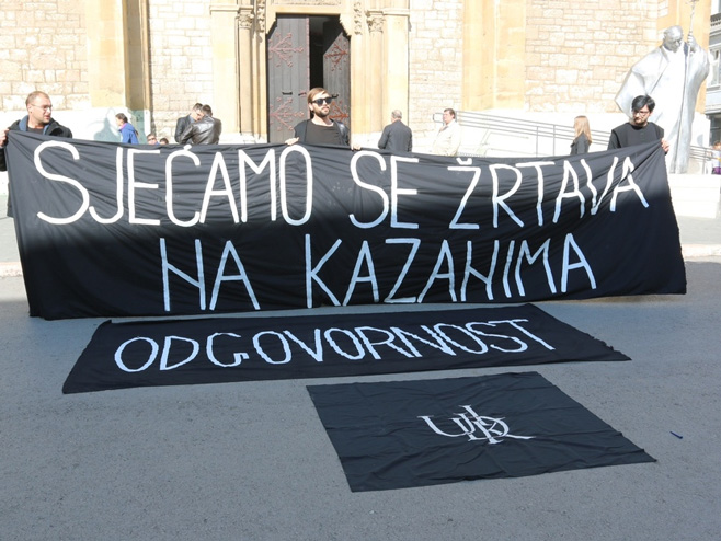 Перформанс испред Катедрале у знак сјећање на Казане - Фото: klix.ba