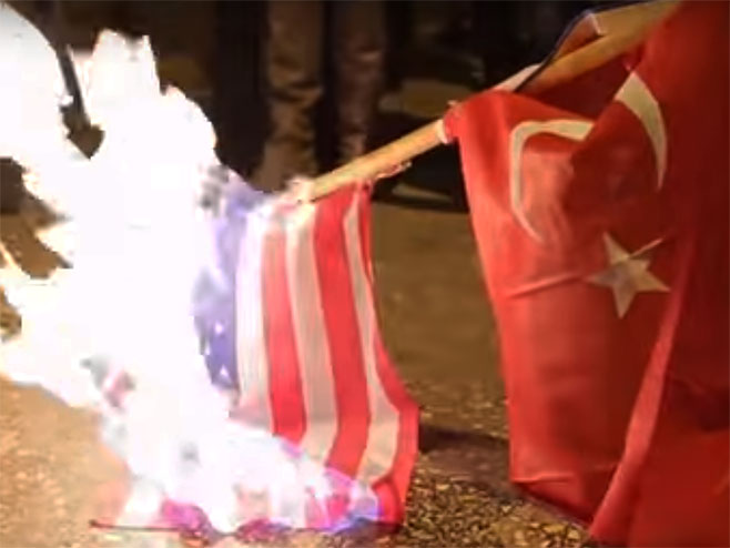 Грчка: Демонстранти запалили америчку и турску заставу (Фото: Youtube / Ruptly TV) - 