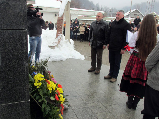 Положени вијенци за убијене у Кравици - Фото: СРНА