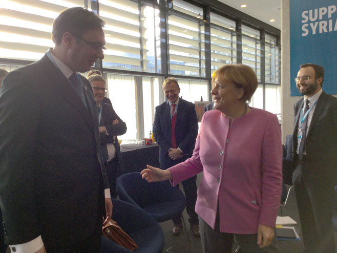 Премијер Србије Александар Вучић је у разговору са њемачким канцеларом Ангелом Меркел у Лондону - Фото: СРНА