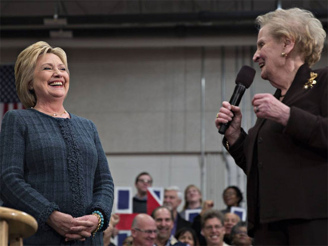 Подршка Мадлен Олбрајт Хилари Клинтон на скупу у Њу Хемпширу (Фото: Bloomberg News) - 